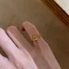 Anel Popular Dourado Vazado Flor de Ameixa do Xiaohongshu para Mulheres, Anel Ajustável Vintage de Nicho Estilo Old Money Acessório para Mulheres