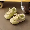 Tênis infantis em cores de doce, novos tênis esportivos infantis outono/inverno 2026, sapatos casuais multicoloridos de sola macia para meninas pequenas