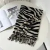 Lenço moderno com estampa de zebra, um lenço de alta qualidade em imitação de caxemira para outono e inverno, versátil e estiloso, atacado para mulheres