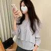 Conjunto de duas peças de camisola estilo francês Dongdaemun Coreano com costas plissadas e laço, com acabamento em renda