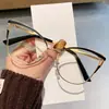 2026 Novos Óculos Planos Femininos com Formato Cat-Eye, Armações de Metal da Moda Levemente Luxuosas, Óculos Rosa Retrô Tendência Atacado