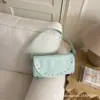 Nova Bolsa Casual Simples de Ombro com Rebites para o Dia a Dia de Mulheres 2026, Design de Nicho, Bolsa de Ombro Transversal Fashion e Versátil