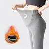 Leggings de maternidade para outono e inverno, com suporte para a barriga, adequados para usar fora de casa, forrados com fleece, calças compridas não restritivas para gestantes