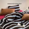 Juego de Cuatro Piezas Rayado Estilo Universitario de Terciopelo de Leche Conjunto de Tres Piezas para Dormitorio Estudiantil Ropa de Cama Gruesa de Coral para el Invierno