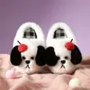 Chinelos de inverno 2026 para bebês, meninos e meninas, com estampas fofas de desenhos animados, com forro adicional de fleece para aquecimento, adequados para uso interno e feitos de algodão