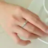 En stock en Fanzhou: Anillo de Moissanita para Mujer con Perlas Pequeñas, 0.3 Quilates, Plata S925 Chapada en Oro, Venta Directa de Fábrica