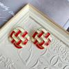 Brincos de viajante de tecido medieval, brincos de laca geométricos pretos e brancos, clipe de orelha com textura de tecido vermelho e branco