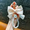 Llavero Colgante de Moño con Perlas de Venta Caliente Accesorios Creativos de Nudo de Tela de Cinta de Colores Suministro para Decoración de Funda de Auriculares Bolsa