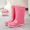 Botas de chuva femininas de cano alto, impermeáveis e antiderrapantes, botas quentes forradas com fleece para água, sapatos longos de borracha para adultos, sapatos de água femininos da moda