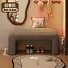 Se puede colocar un banco en la entrada del vestíbulo, sirviendo como banco para cambiarse los zapatos, un banco largo, un banco al pie de la cama, o un banco acolchado suave para el vestidor o el probador, proporcionando un lugar para descansar.