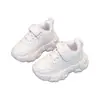 Tenis blancos para niños, nueva colección primavera/otoño 2026, zapatillas para correr para estudiantes de primaria, tallas medianas y grandes, zapatillas deportivas de malla para niños y niñas