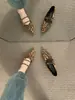 Sapatos Mary Jane Vermelhos Vintage Design de Nicho Feminino Estampa de Leopardo Boca Rasa Sapatos Femininos Sapatos de Salto Baixo Bico Fino Sapatos Femininos de Festa