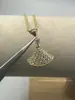 Exquisito collar de falda de doble capa en oro V, chapado en oro real de 18 quilates, cadena para la clavícula con colgante en forma de abanico de nácar blanco natural y ágata roja