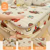 Falda de Cama Acolchada Estampada de Vellón de Leche Juego de Tres Piezas Cubierta Protectora de Colchón Más Terciopelo Cubierta de Esterilla Cálida de Invierno Antideslizante a Prueba de Suciedad