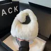 Bolso de Mano de Felpa Elegante de Nicho Transfronterizo para Mujer Otoño 2026 de Alto Valor Versátil para el Día a Día