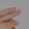 Brincos de Tarraxa Flor Vazada Banhados a Azul com Design de Nicho, Modernos, Luxo Discreto, Compactos e Requintados, Venda Direta do Fabricante