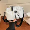 Bolsa de travesseiro com design de cordão de moda transfronteiriça 2026 novo modelo bolsa transversal simples grande capacidade bolsa de ombro conveniente para o dia a dia