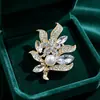 Broche de cristal de strass de alta gama estilo coreano, pasador de aleación, accesorio anti-exposición, broche floral moderno y exquisito, venta al por mayor