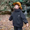 Ropa de Abrigo Otoñal para Niños Chaqueta Tres en Uno 2026 Nueva Elegante Cortavientos para Niño Pequeño Sudadera con Capucha Infantil Moderna