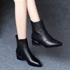 [Novo Produto Mais Vendido] Botas de Couro Novas de Inverno 2025, Couro Macio, Salto Baixo, Bico Fino, Botas Curtas com Salto Grosso e Forro de Lã para Mulheres