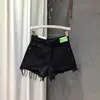 Shorts femininos finos de brim, novo design moderno de verão 2026, shorts ultra-curtos de cintura alta em A que emagrecem