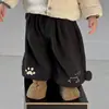 Nuevo conjunto de ropa interior con relleno de plumón para otoño e invierno para niños, con un elegante suéter a rayas y leggings forrados de polar, un atuendo de tres piezas