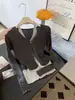 Guangzhou Treze Linhas Estilo Popular de Alta Qualidade ~ Suéter Tricotado Patchwork Gola V Falso Coreano para Mulheres, Top Curto Slim