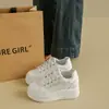 Sapatos de plataforma com sola grossa estilo novo, da moda para estudantes, com pequeno aumento de altura, casuais, 2026, versáteis, sapatos brancos, para mulheres, com aumento de altura, primavera e outono, tecido simples