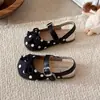 Sandálias Fechadas Elegantes com Bolinhas para Meninas 2026 Novo Estilo de Verão Sapatos de Princesa com Laço, Solado Macio e Calcanhar Aberto
