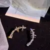 Arete de oreja de alta gama francés, clip para oreja, completo de diamantes, clip para cartílago de oreja con forma de serpiente integrada, diseño de nicho, moderno, versátil, joyería para la oreja