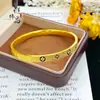 Tienda de Oro Mismo Estilo Oro Antiguo CNC Terciopelo Pulsera de Trébol de Cuatro Hojas, Pulsera Anillo Cerrado de Trébol de Cuatro Hojas de Gama Alta para Mujer