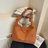 Bolso de Axila de Diseño Nicho para Mujer 2025 Nuevo Otoño e Invierno Retro Recortado Bolso de Hombro Versátil Bolso Tote para Viajeros