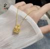 Colgante Sello de la Fortuna Incrustado de Diamantes, Estilo Antiguo en Oro Arena con Patrón de Cierre Ruyi, Chapado en Oro Cobre, Accesorio Fresco y Dulce Inspirado en Chanel