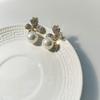 Exquisitos pendientes de botón con forma de flor de tres hojas con diamantes brillantes y perlas, de estilo japonés y coreano, con un diseño único de nicho y aguja de plata, al por mayor.