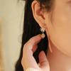 [Hua Manting] Pendientes de Jade Hetian Natural Nuevo Estilo Chino Diseño de Alta Gama Aguja de Plata 925 Pendientes Pequeños de Orquídea