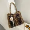 Bolso de mano de felpa transfronterizo, de alta calidad y gran capacidad para mujer, nueva colección otoño/invierno 2026, bolso de hombro retro y versátil, adecuado para ir al trabajo