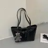 Bolso de mano nuevo 2026 de gran capacidad, estilo minimalista retro, bolso de hombro para mujer casual y elegante, adecuado tanto para el uso diario como para ir al trabajo, un bolso tote versátil para exportación