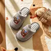 Chinelos de algodão infantis, pantufas de casa para ambientes internos, sapatos de chão de inverno para meninos, novo estilo 2026, design fofo de desenho animado, pantufas de bebê para meninas