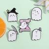 Bonita insignia de la serie de Halloween con forma de fantasma blanco de dibujos animados, abrigo, mochila, decoración, bufanda fija con hebilla