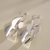 Brincos de Metal Liso Geométricos com Pingente de Zircônia Estilo Europeu e Americano, Brincos de Tarraxa Minimalistas, Brincos Únicos e Ousados para Mulheres