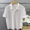 Camisa de manga corta calada para hombre, estilo fino de verano, moderna y elegante, lujo ligero francés, camisa hawaiana fluida, camisa de hombre