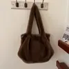 Bolsa de Pelúcia Grande Capacidade Feminina 2026 Nova Outono/Inverno Versátil Bolsa Tote de Pelo Moda Celebridade da Internet Bolsa de Ombro Único para o Dia a Dia