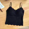 Camisola Camelia Sensación Fresca de Encaje Francés con Cuello en V y Copas Integradas, Capa Base Delgada, Viene con Percha
