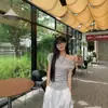 Camiseta de Rayas con Hombros Descubiertos y Cuello Asimétrico de Manga Corta para Mujer, Estilo Chica Picante de Gran Venta, Nuevo Modelo de Verano, Top Adelgazante y Elegante