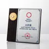 Tarjeta de autorización de madera maciza de fibra de carbono hecha medalla de madera de alta calidad placa de honor de distribuidor recuerdo para colgar en la pared