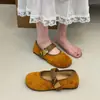 Zapatos Mary Jane Planos de Gamuza con Velcro Estilo Retro de Punta Baja para Mujer 2026, Correa Metálica Única, Estilo Suave Modelo Nuevo