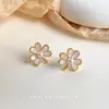 Pendientes de Botón de Flor de Tres Pétalos Estilo Lujo Ligero Simple de Gama Alta de Moda para Viajeros Pendientes Elegantes Fábrica