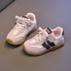 Zapatillas de entrenamiento alemanas para niñas, nuevas zapatillas casuales de otoño 2026, para niños, de suela blanda, a la moda, modernas y versátiles, estilo Forrest Gump