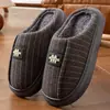 Novas pantufas masculinas de algodão 2026, espessadas e forradas com fleece para aquecimento, com sola grossa e design antiderrapante, adequadas para homens idosos, estilo inverno