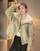 Chaqueta de trabajo corta estilo europeo de imitación de lana de cordero con cuello de solapa, forrada de forro polar y engrosada, diseñada para mujeres petite.